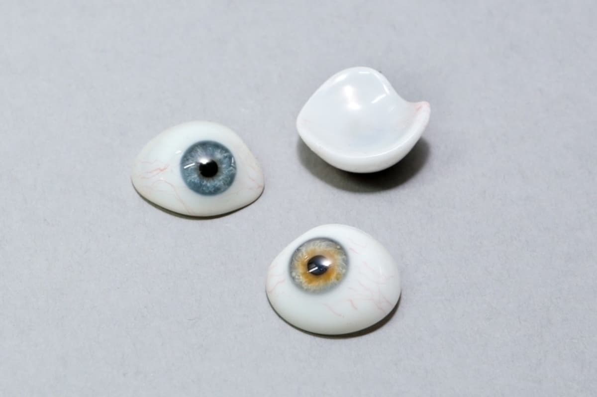 Customizing a Cryolite Glass Prosthetic Eye