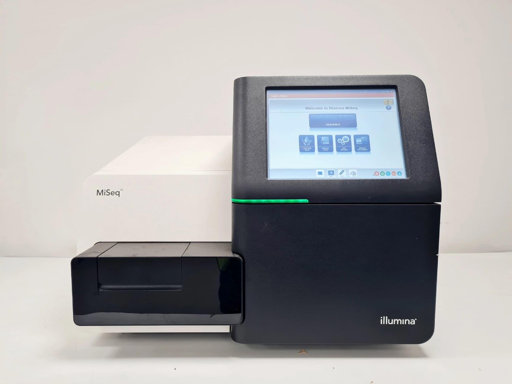 Illumina MiSeq Benchtop Gene Sequencing System Lab | LabX.com