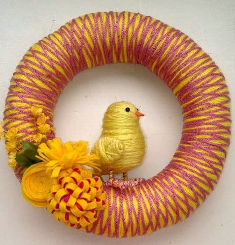 Easter Chick Yarn Wreath | Yarn wreath, Easter chicks, Easter wreaths