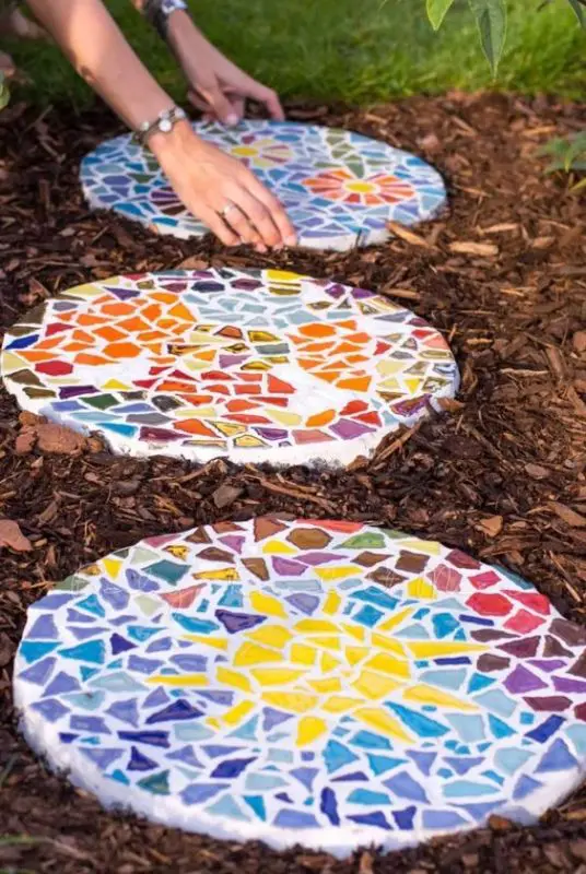 41 Mosaic Garden Paths And Stepping Stones - Shelterness