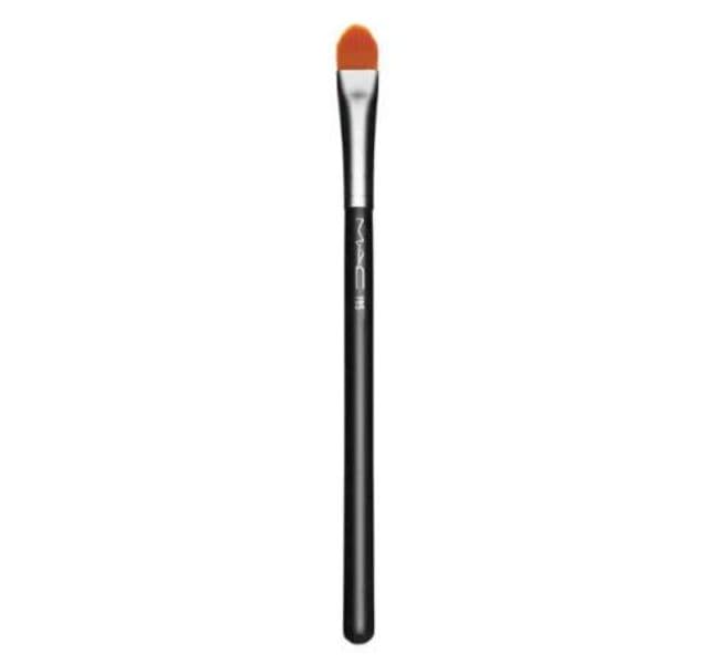 MAC 195 Synthetic Concealer Brush – The Rose – Beauty Lives In You