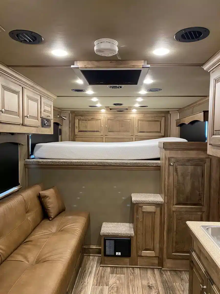 Big Rig Luxury Rv Horse Trailers Horse Trailer Living Quarters