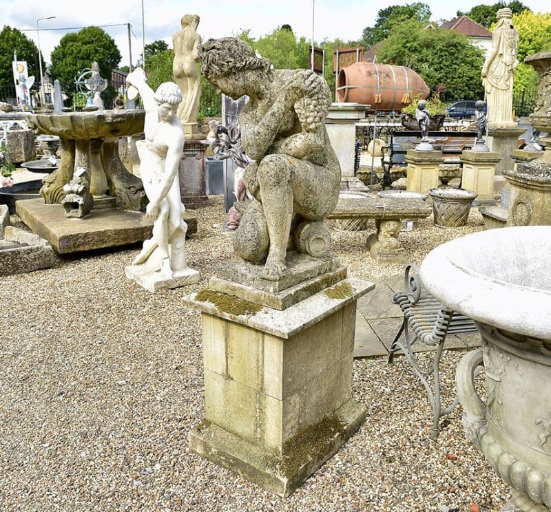 Garden Art Plus Ltd : Crouching Venus on Plinth