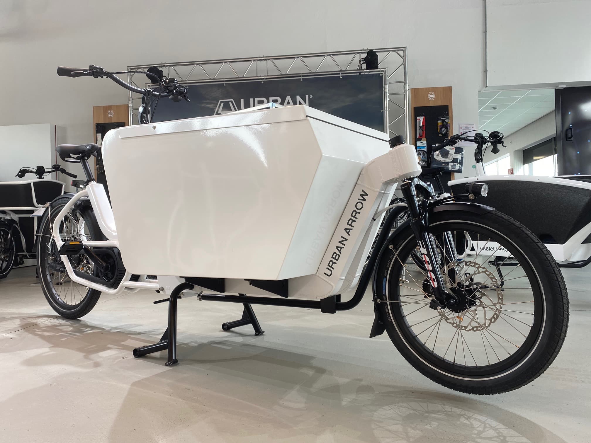 Urban Arrow Flatbed L inklusive Aluminiumbox L weiß | Cargo | Urban ...