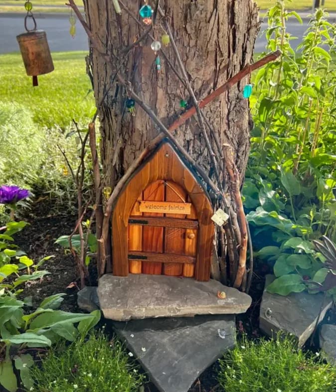 23 Stunning Tree Stump Fairy House Ideas | Munchkins Planet